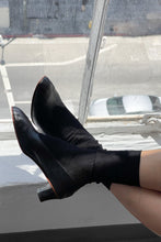 Load image into Gallery viewer, Crisp Step Socks - Black
