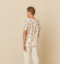 Load image into Gallery viewer, S/S Shirt with Flower Bouquet
