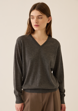Load image into Gallery viewer, Blythe Superfine Cashmere Sweater - Charcoal Heather
