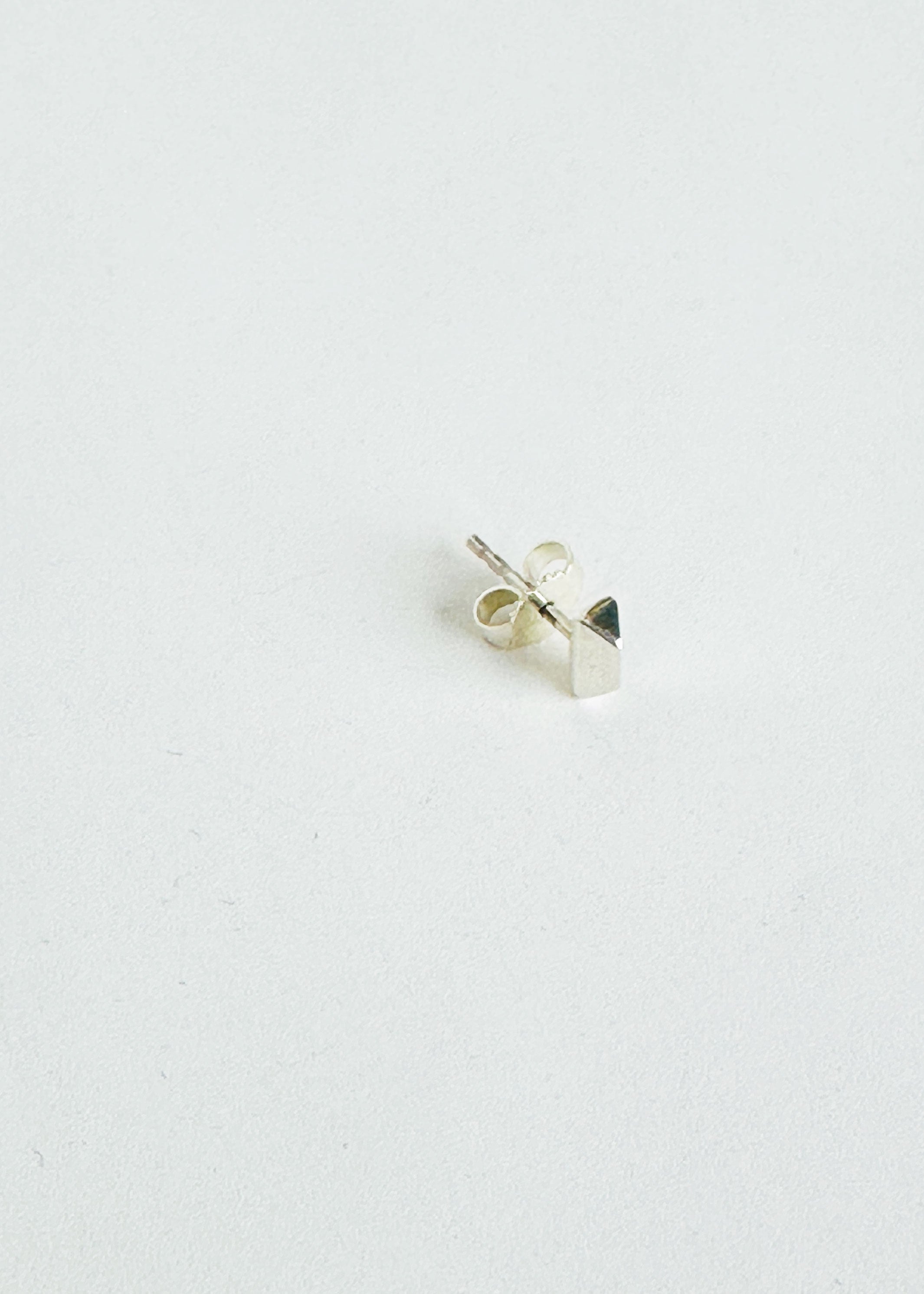 Silver Stud Pyramid NO2- Single